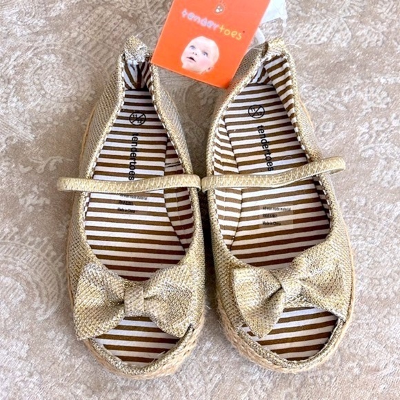 Brand New TenderToes Gold Tone Metallic Espadrilles Open Toe Bows Slip On Shoes - Picture 3 of 16